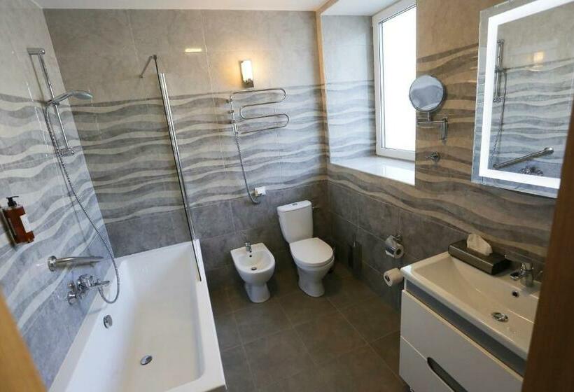 اتاق سوپریور, Jonapolis