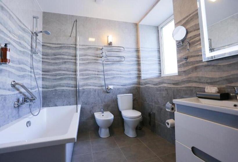 اتاق سوپریور, Jonapolis