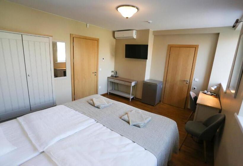 اتاق سوپریور, Jonapolis