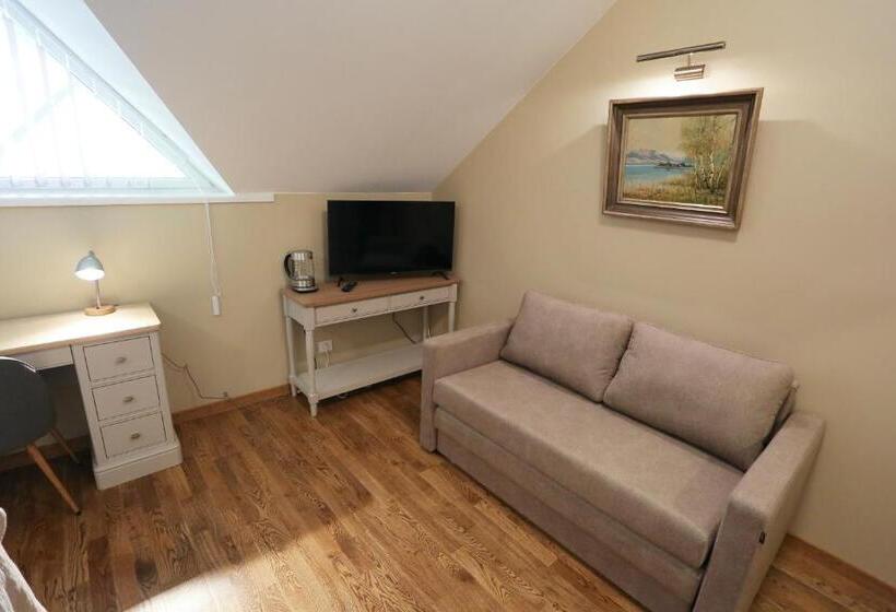 اتاق سوپریور, Jonapolis