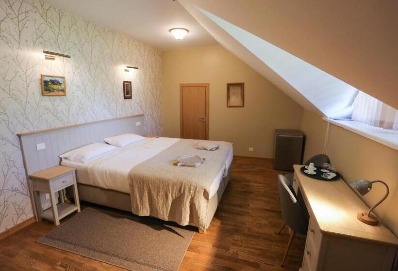 اتاق سوپریور, Jonapolis