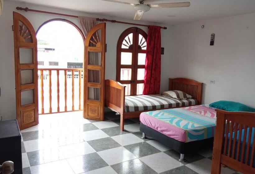 Трехместный Номер Стандарт с Балконом, Casa El Prado Hostal