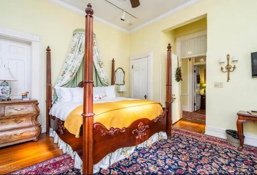 اتاق لوکس با تخت بزرگ, Burke Mansion
