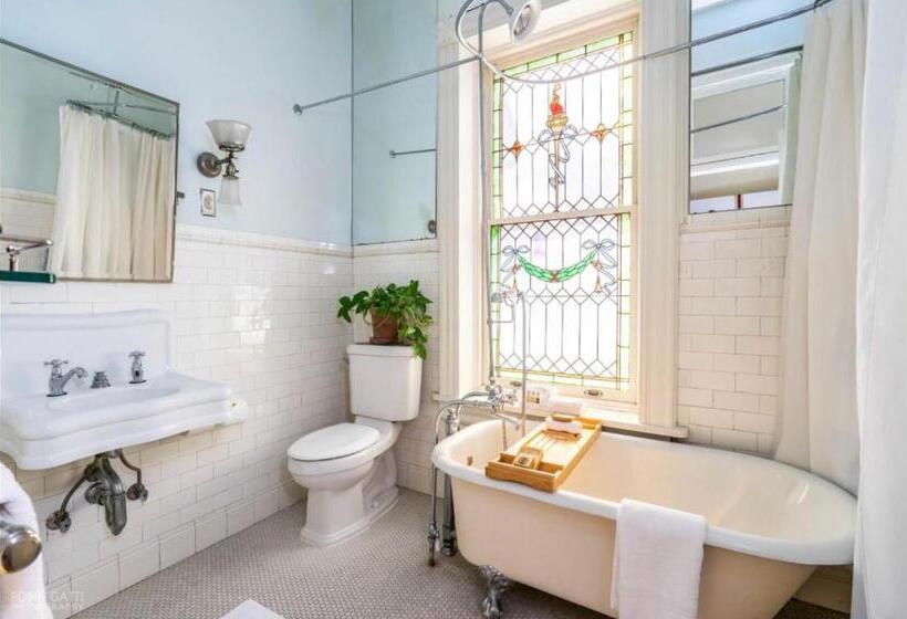 带大床的豪华间, Burke Mansion