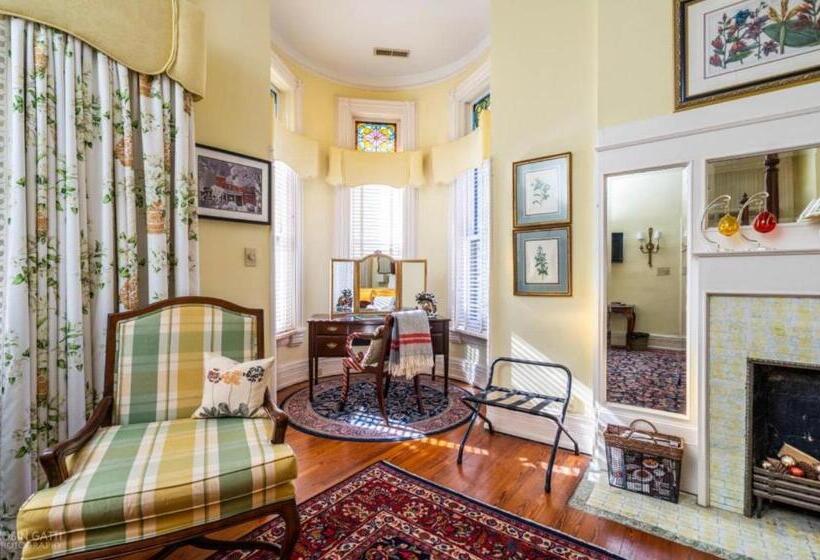 带大床的豪华间, Burke Mansion