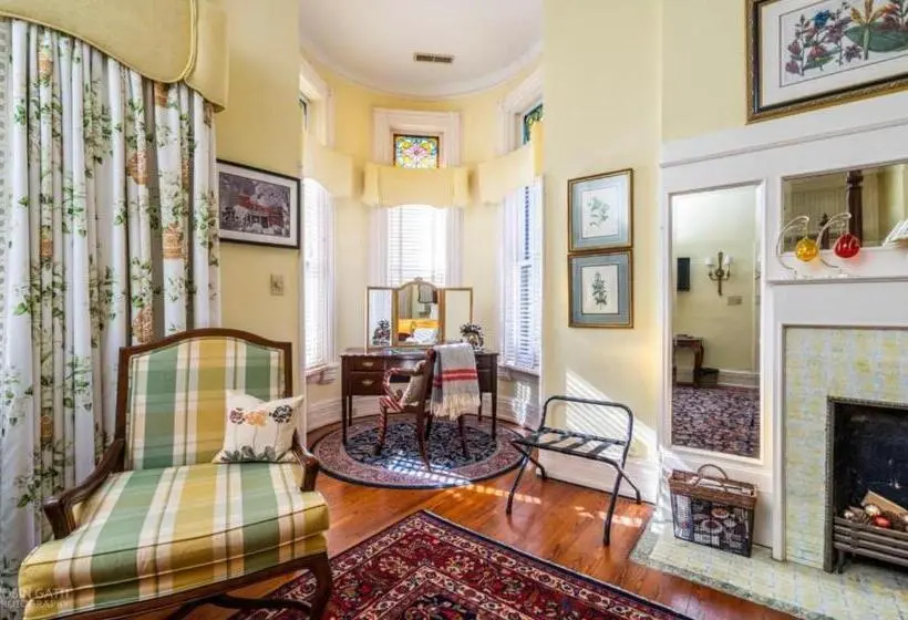 اتاق لوکس با تخت بزرگ, Burke Mansion
