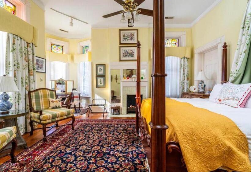 带大床的豪华间, Burke Mansion