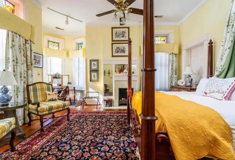 اتاق لوکس با تخت بزرگ, Burke Mansion