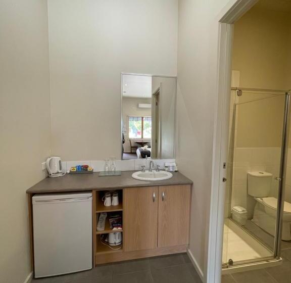 غرفة قياسية رباعية, Falcon Hotel Motel