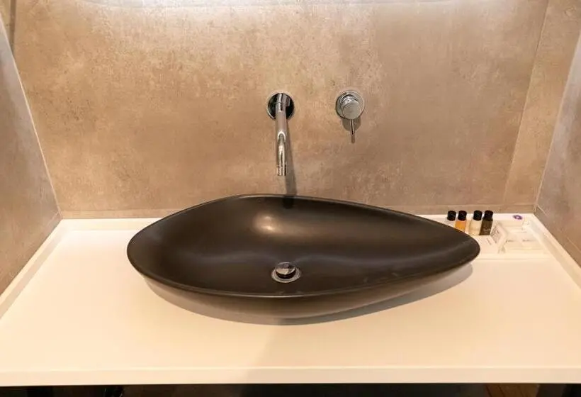 سوئیت با وان آب گرم, Ames Hotel & Spa
