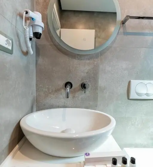 اتاق استاندارد سه نفره, Ames Hotel & Spa