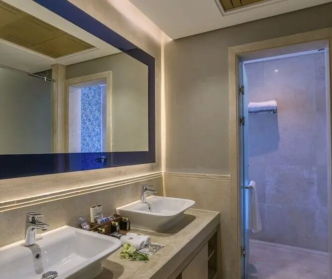 Swim-up suite