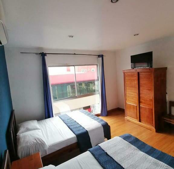 اتاق استاندارد چهار تخته, Park View Hotel & Restaurant
