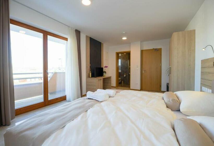 اتاق لوکس با تخت بزرگ, Baron