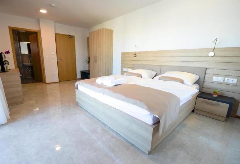 اتاق لوکس با تخت بزرگ, Baron