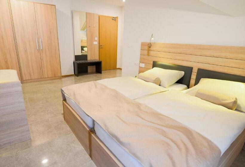 اتاق سوپریور خانوادگی, Baron