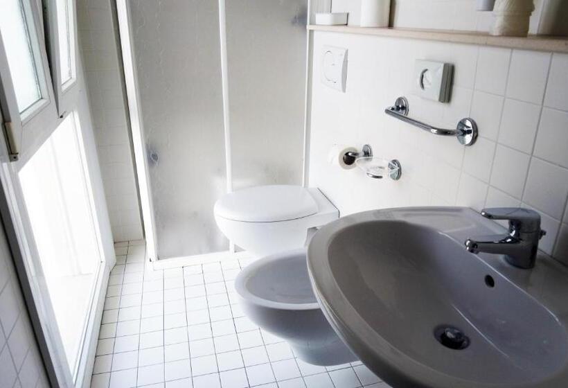 エコノミー４人部屋, Berlino