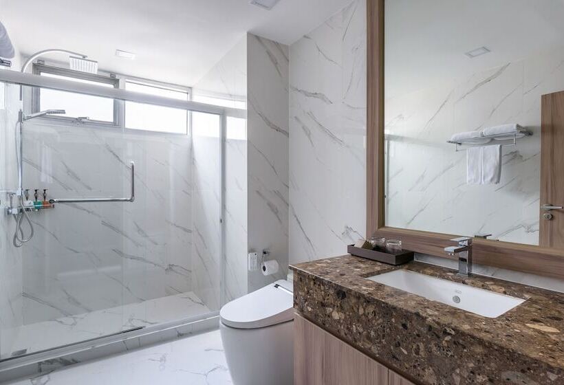 استودیوی لوکس, Adelphi Grande Sukhumvit
