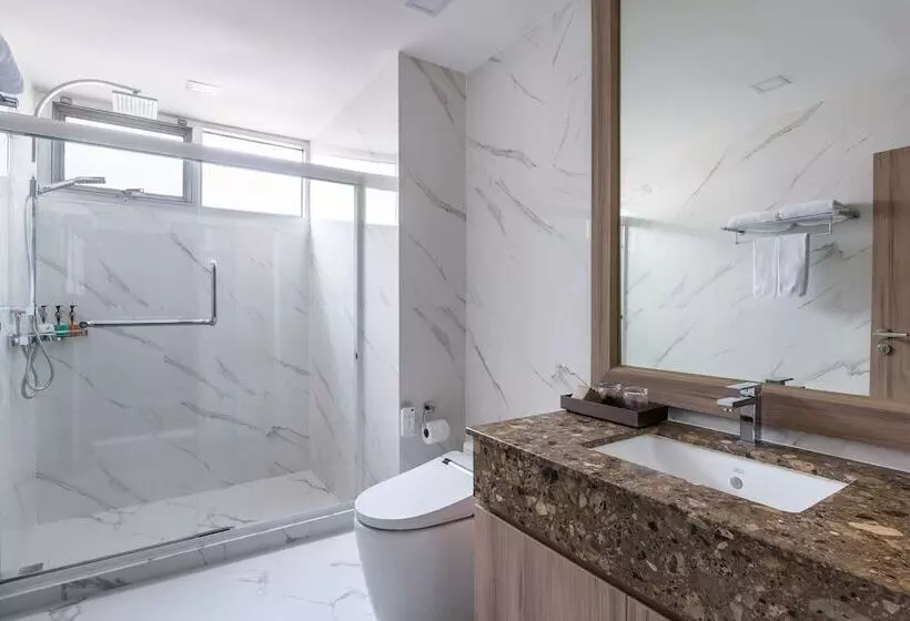 استودیوی لوکس, Adelphi Grande Sukhumvit