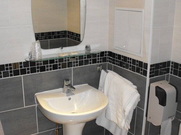 Camera Tripla Standard, De La Perdrix Rouge