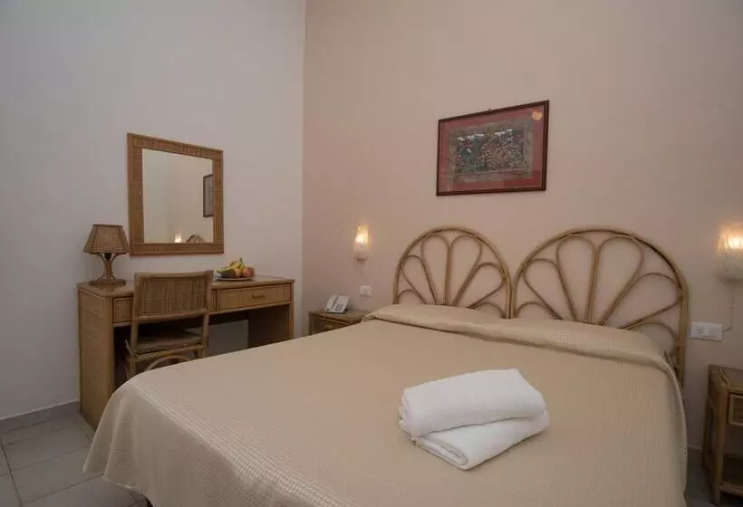 Standard Kolmen Hengen Huone, Il Nespolo