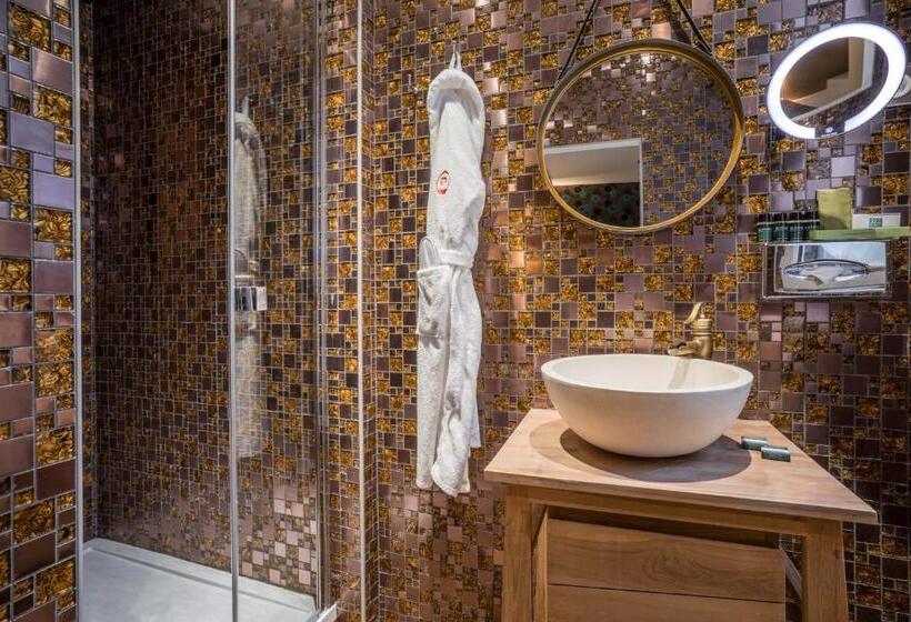 スタンダードルーム, Le Temple De Jeanne