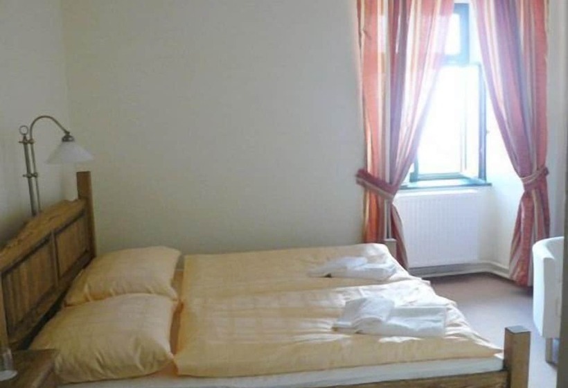 Standard Szoba, Opat