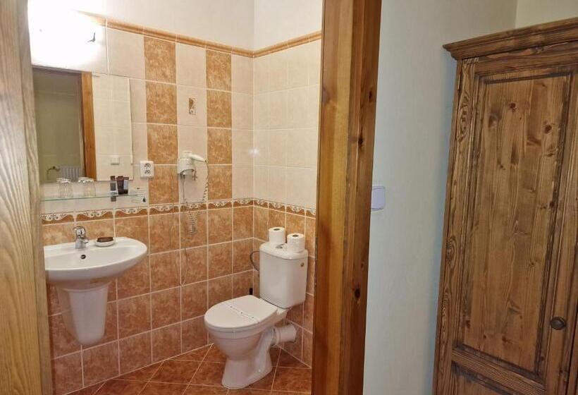 Standard Szoba, Opat