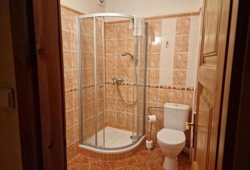 Standard Szoba, Opat