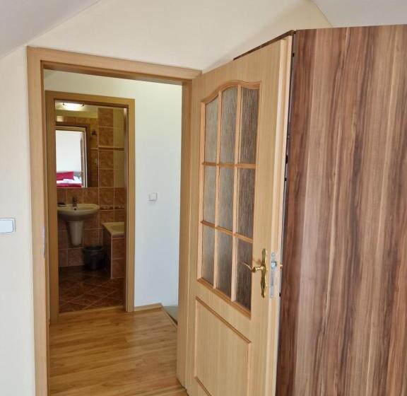 Standard Stúdió Szoba, Opat