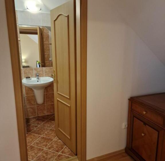 Standard Stúdió Szoba, Opat