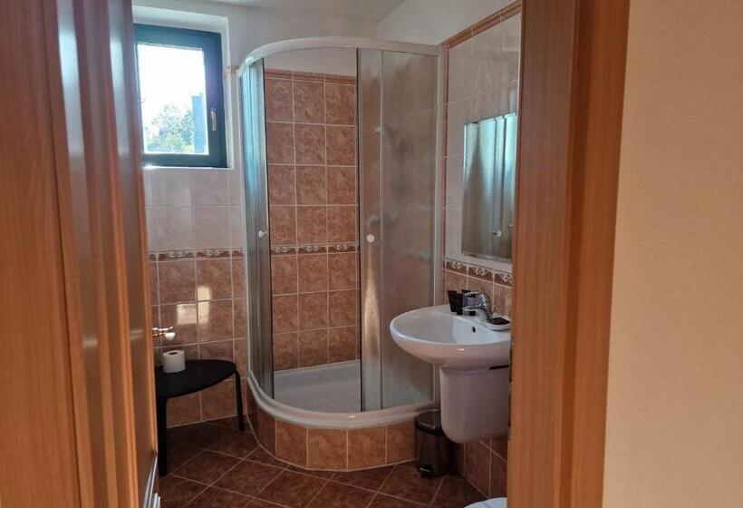 Standard Stúdió Szoba, Opat