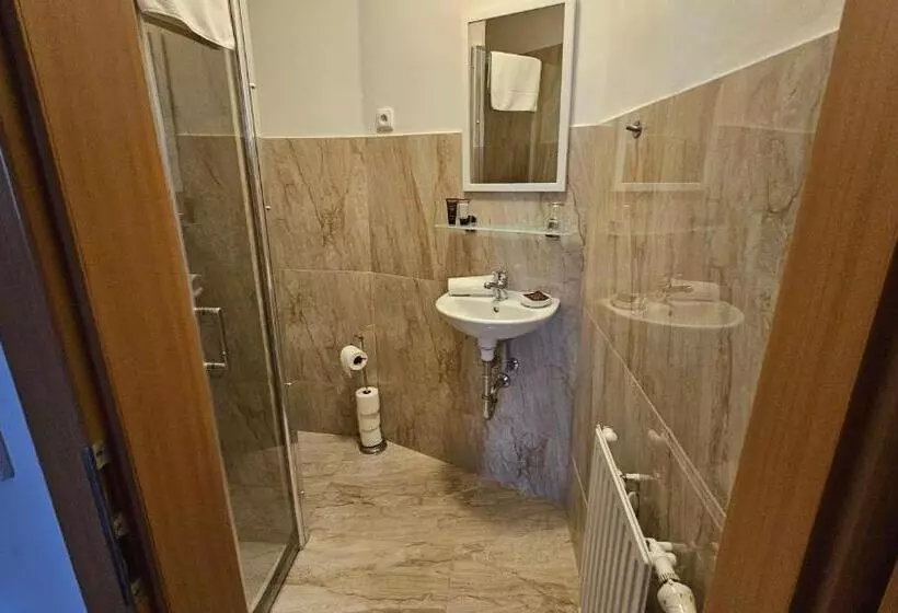 اتاق لوکس یک تخته, Opat