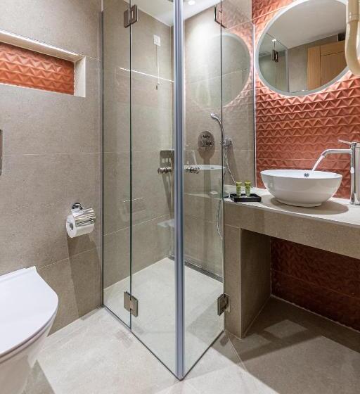 スタンダードトリプルルーム, Parnon