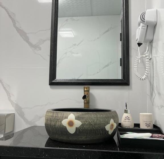 Suite with lake view, Lotus Hotel Ninh Bình