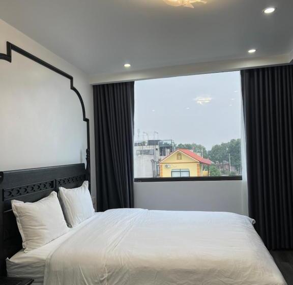 Suite with lake view, Lotus Hotel Ninh Bình