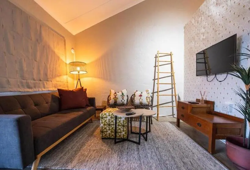 スタンダードスタジオ, Fever Tree Guesthouse