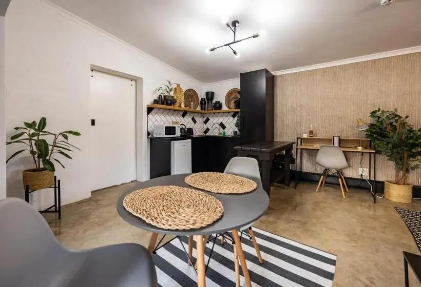スタンダードバンガロー, Fever Tree Guesthouse