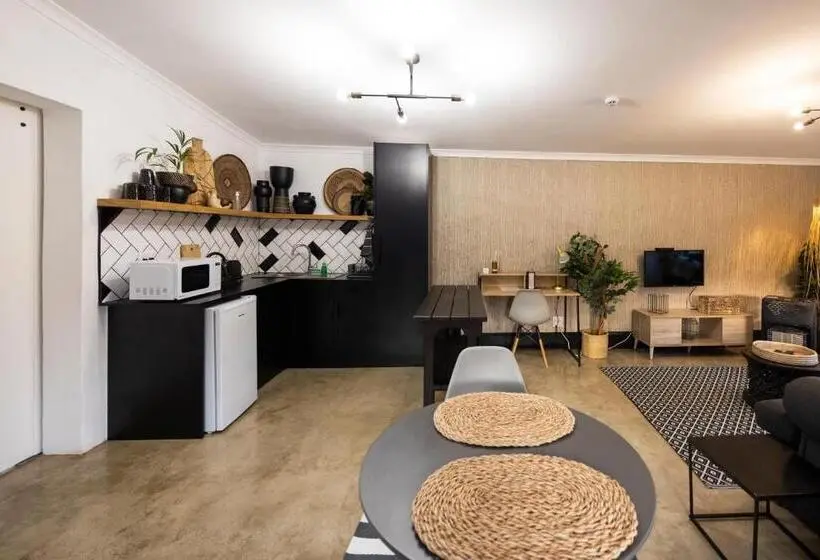 スタンダードバンガロー, Fever Tree Guesthouse