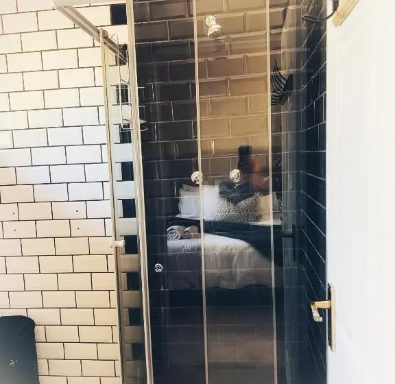 デラックススタジオ, Fever Tree Guesthouse