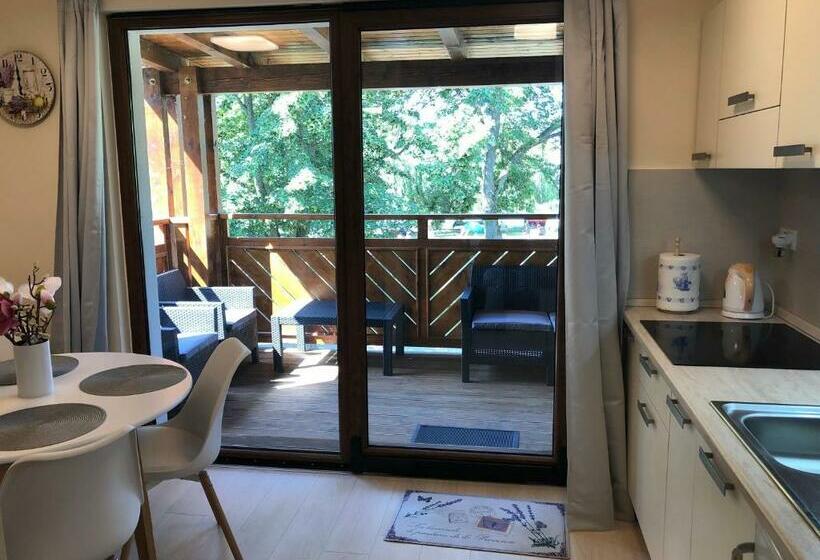 1 Bedroom Apartment Lake View, Beachfront Studio Apartman