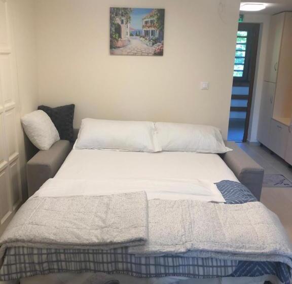 1 Bedroom Apartment Lake View, Beachfront Studio Apartman