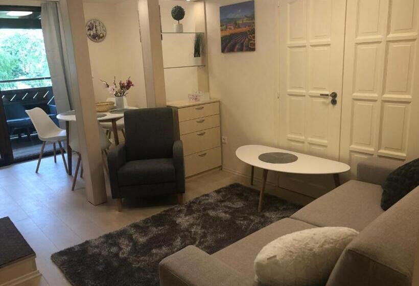 1 Bedroom Apartment Lake View, Beachfront Studio Apartman