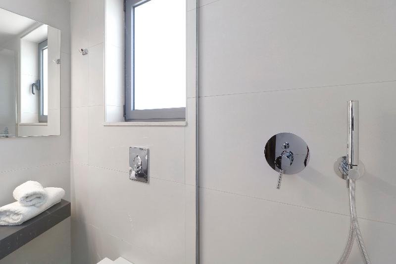 スタンダードルーム, Alexis