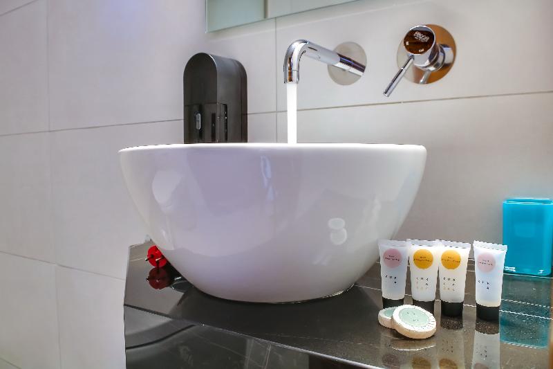 オーシャンビュースタンダードルーム, Alexis