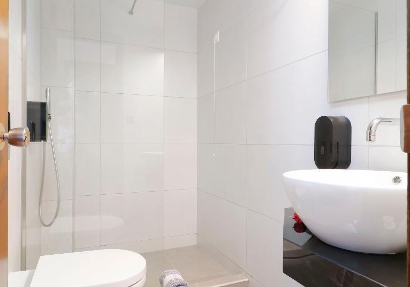 オーシャンビュースタンダードルーム, Alexis