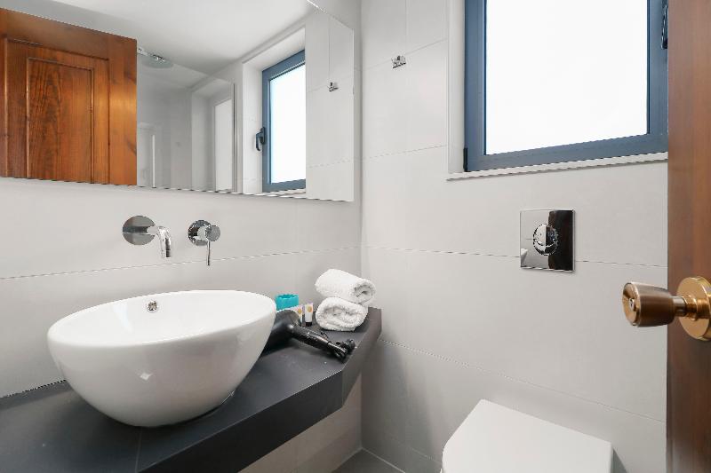 サイドオーシャンビュースタンダードルーム, Alexis