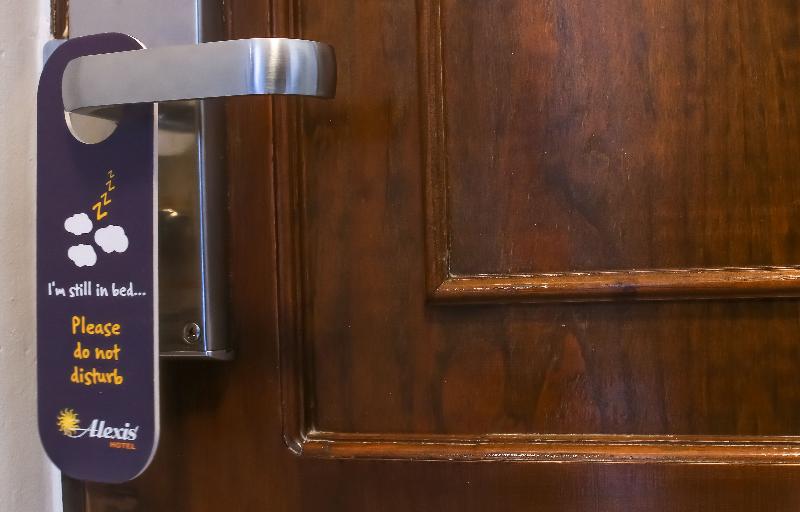 サイドオーシャンビュースタンダードルーム, Alexis