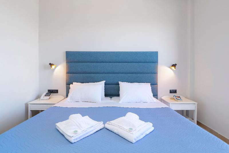 サイドオーシャンビュースタンダードルーム, Alexis