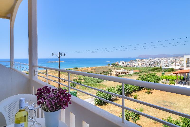 サイドオーシャンビュースタンダードルーム, Alexis